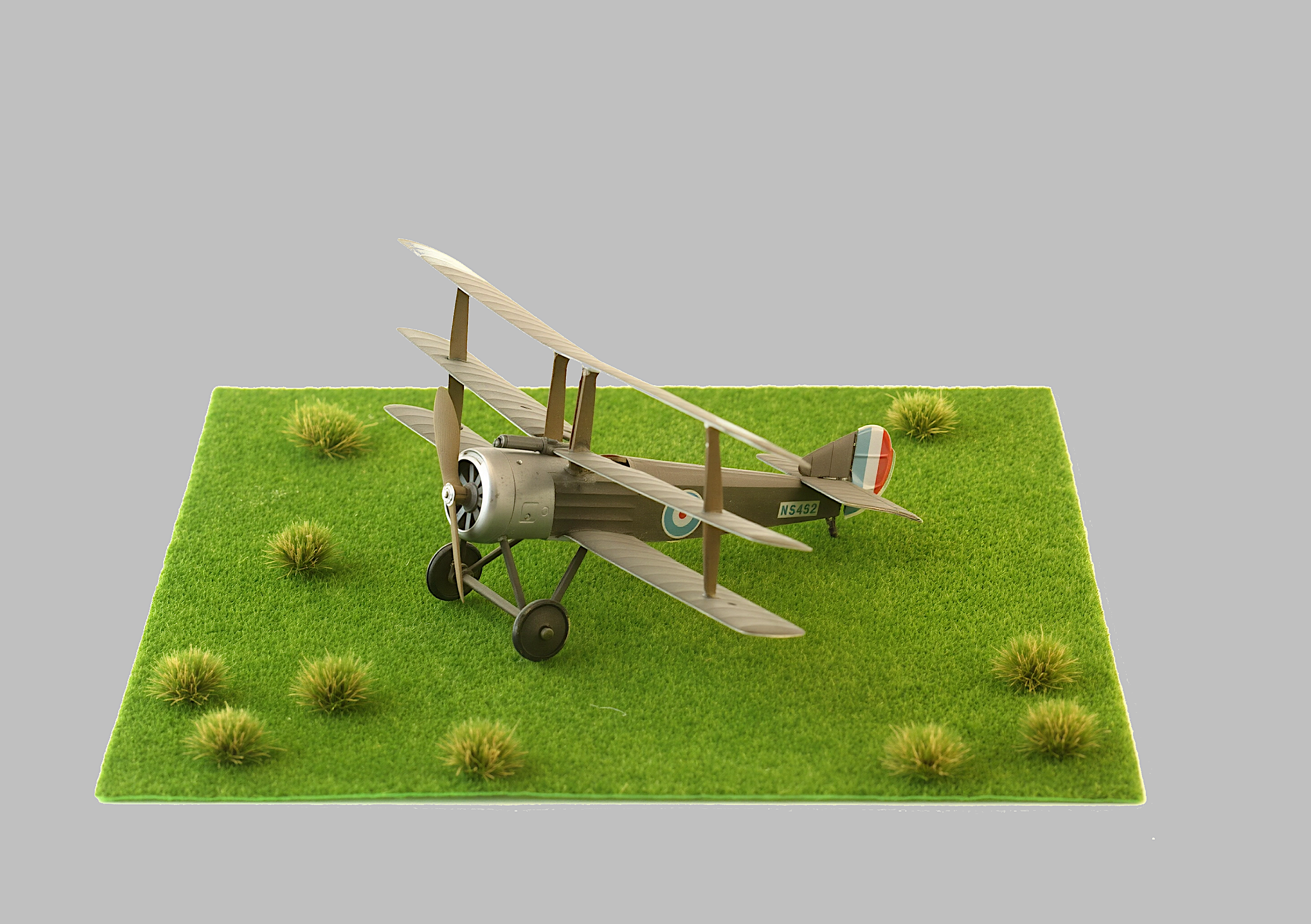 1:72 Redog - Grass field display for airplane model kits.